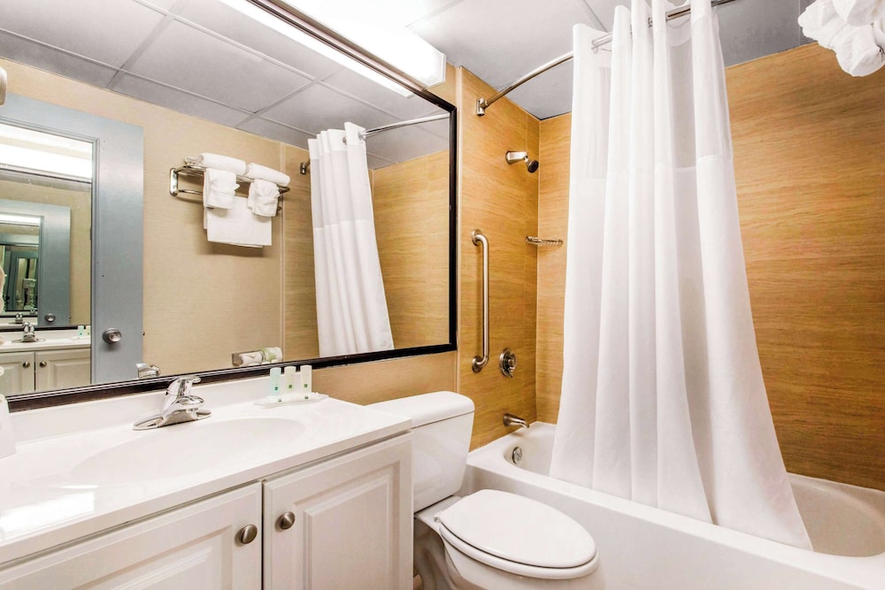غرفة بسريرين كوين يُسمح فيها بالحيوانات الأليفة، Quality Inn West Springfield 3/3