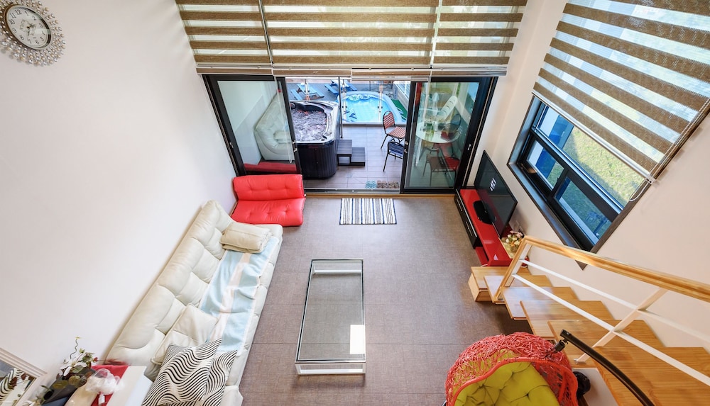 Tongyeong Honey Spa Pension 35/50