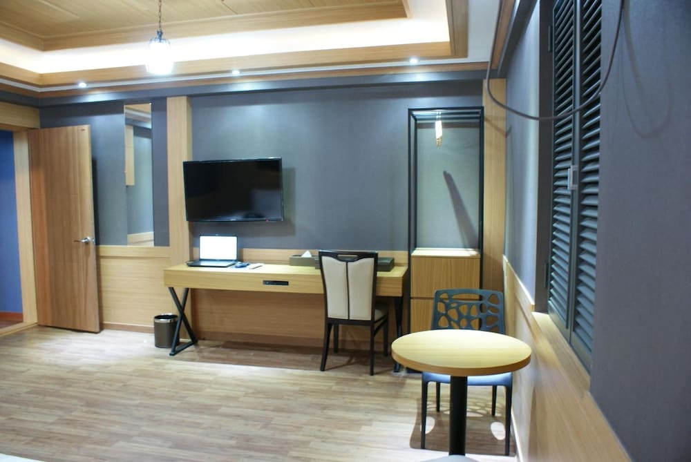 Central Plaza Hotel 43/50