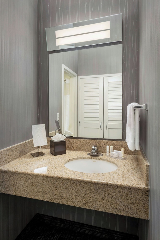 غرفة بسريرين مزدوجين لذوي الإعاقة، Courtyard By Marriott Newark Liberty International Airport 2/3