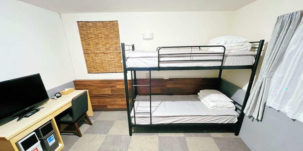 ROOM, QUADRUPLE