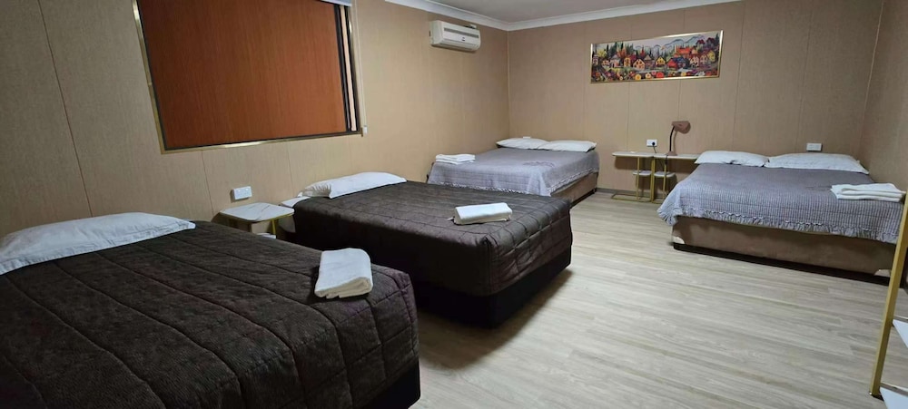 Family, 2 Double and Twin Beds، Alpine Heritage Motel 1/3