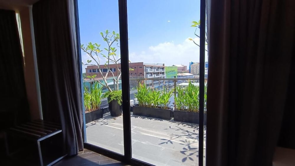 The Henry Hotel Roost Bacolod 84/93