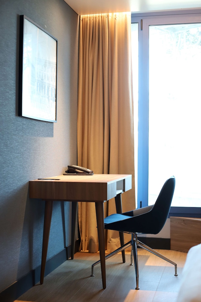 radisson hotel nice airport 78/82