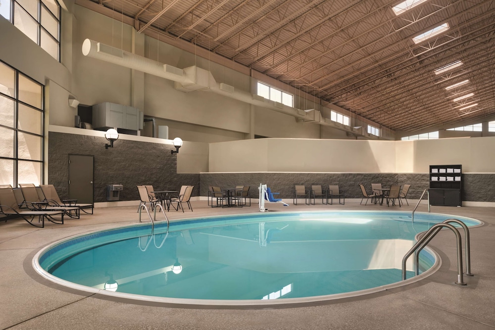 Urbana Hotel and Conference Center 18/35