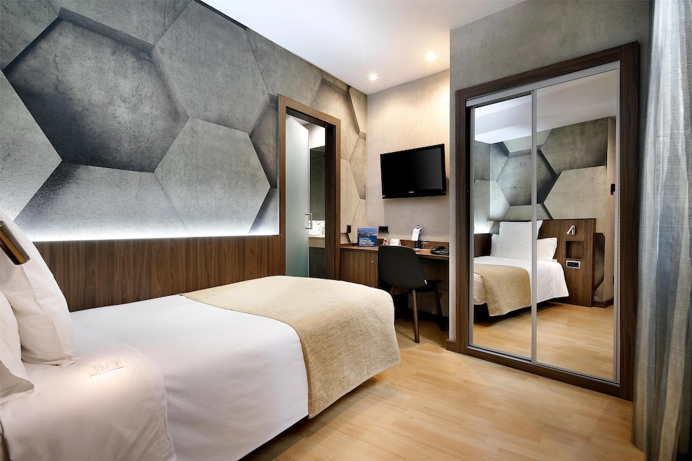 ROOM, SINGLE