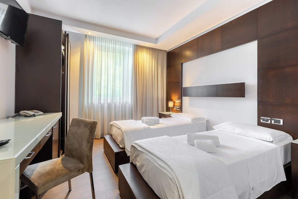 Aston Hotel 20/42