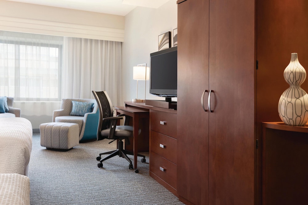 Courtyard by Marriott Charlotte Airport North 26/39