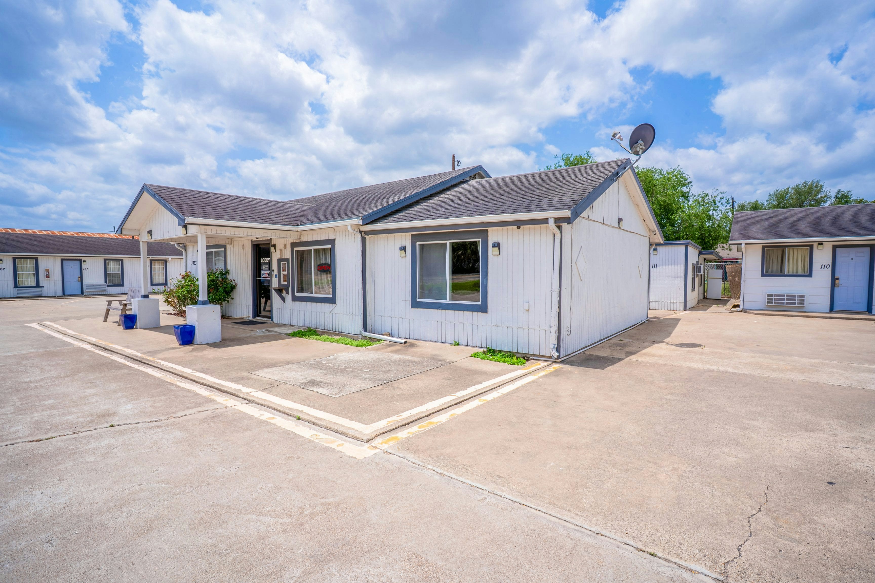 OYO Budget Inn Falfurrias Hwy 281 30/50