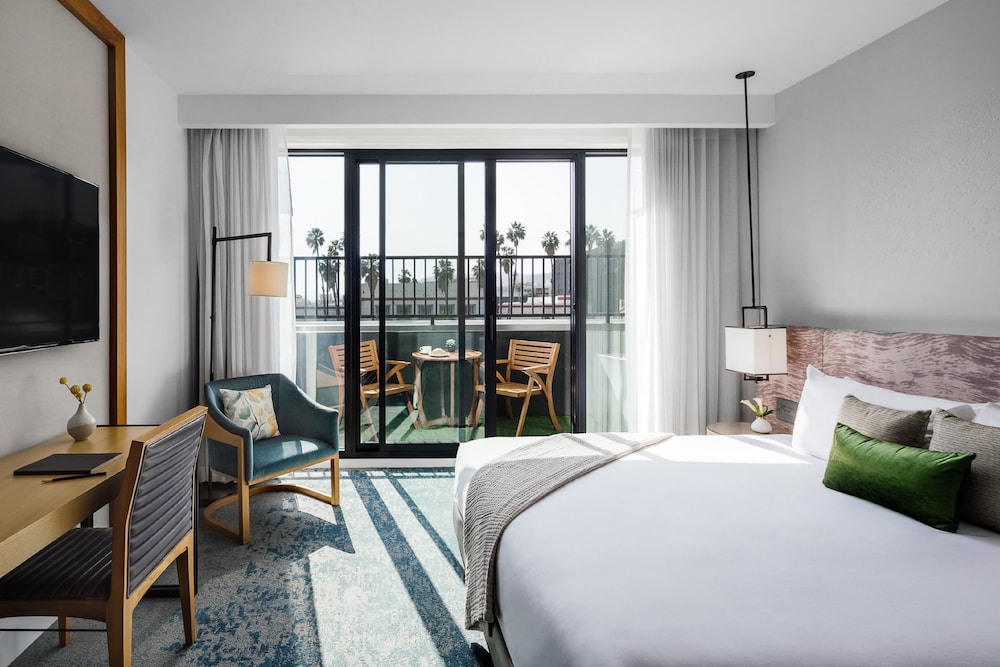 Bronze, King Bed, Balcony