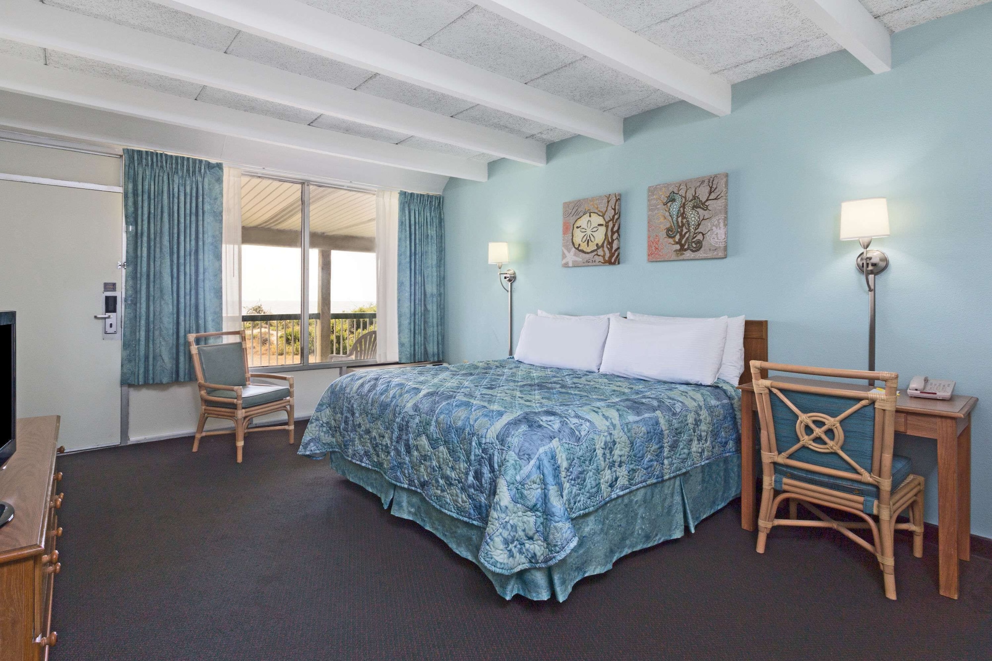غرفة بسرير كينج بإطلالة على البحر، Days Inn & Suites By Wyndham Jekyll Island 4/6