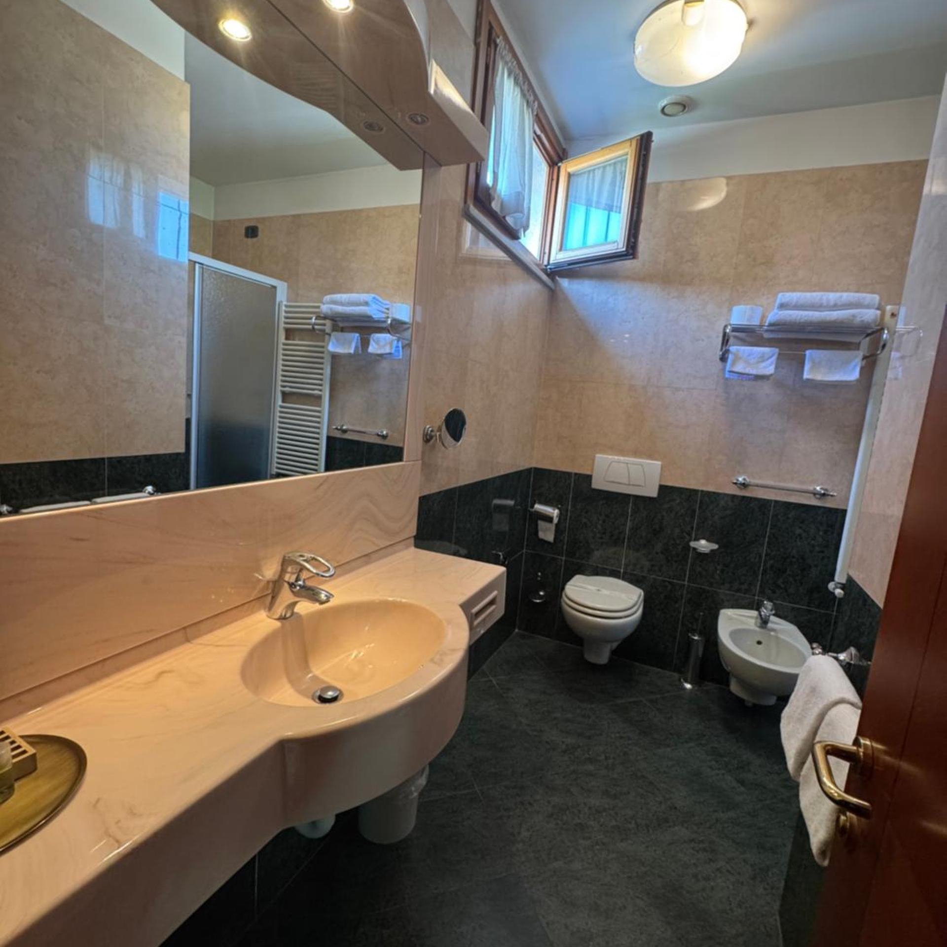 Hotel Valganna Srl Ex Valganna 48/50