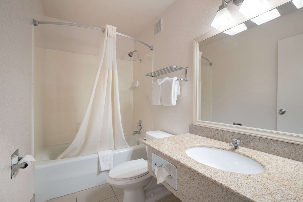 Quality Inn Suites Lake Havasu City 16/55