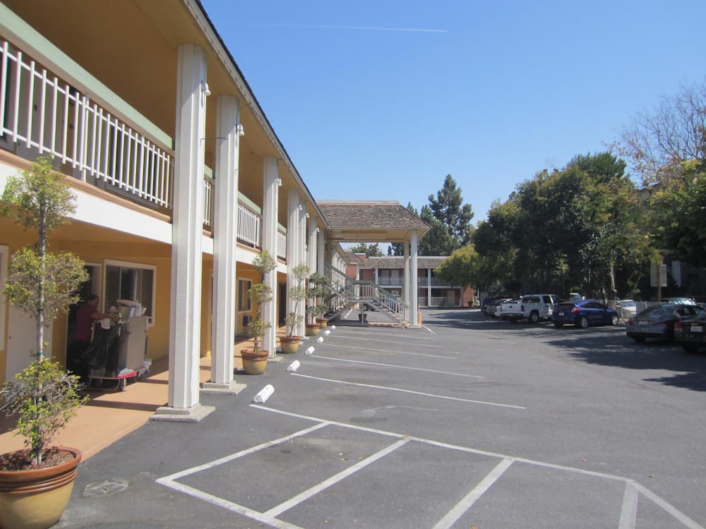 Caravelle Inn Suites 27/31