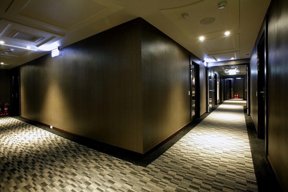 Grace Hotel 33/50