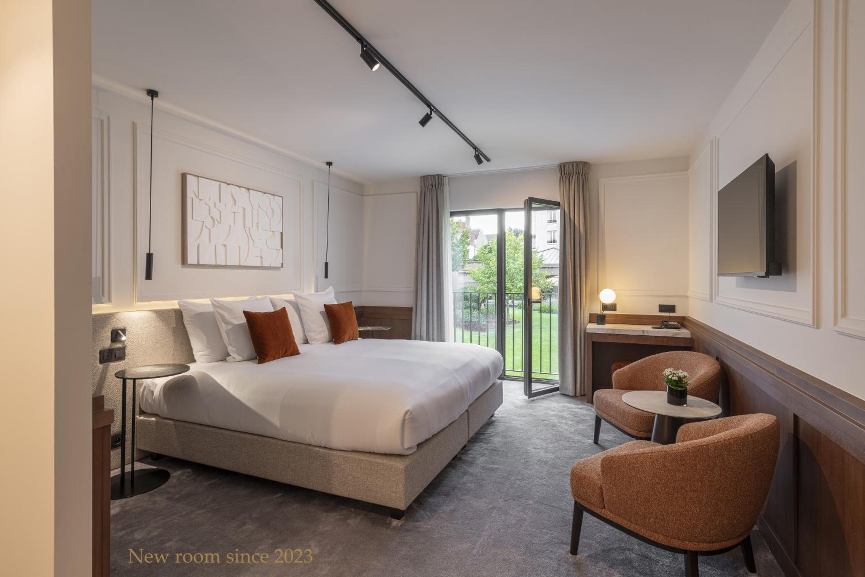 Pavilion, Queen Bed, Castle View