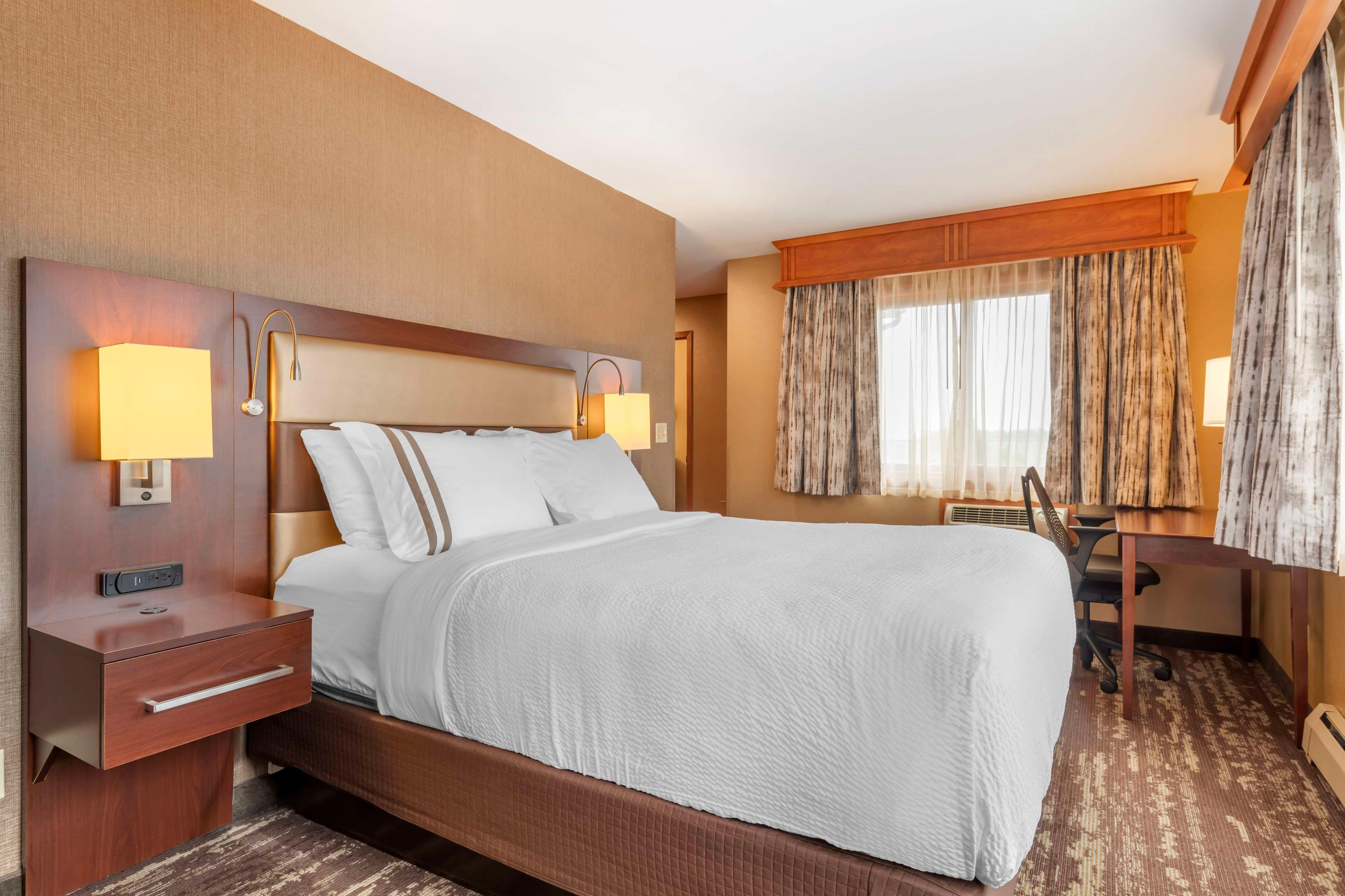 Room, Queen Bed, Village View, Accessible