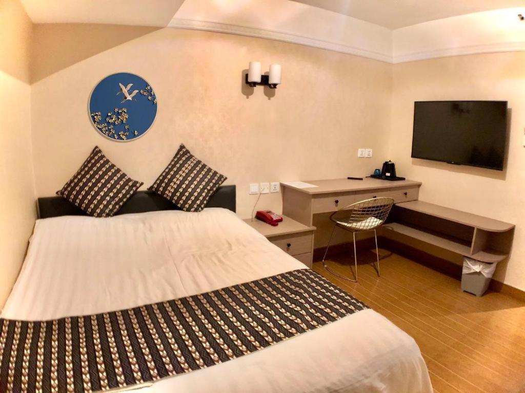 Holiday Hotel 25/37
