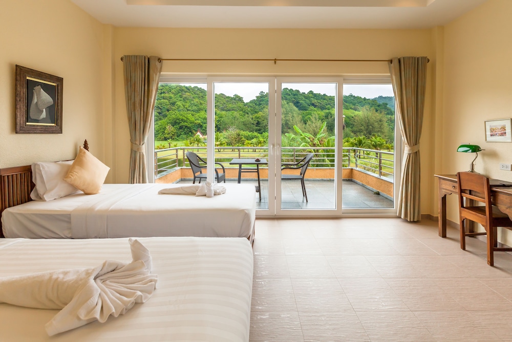PARADISE, TWIN BEDS, GOLF COURSE VIEW