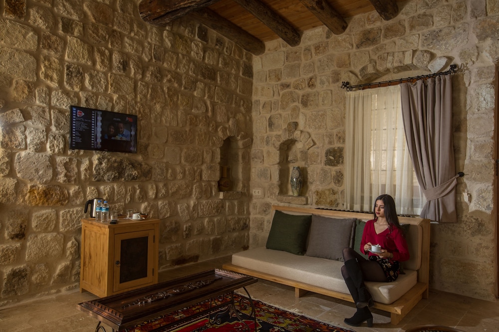 Acropolis Cave Suites 32/50