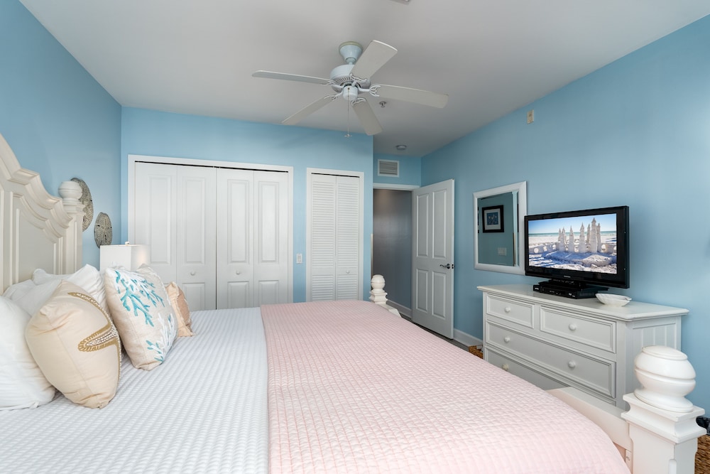 Classic, King Bed, Partial Ocean View