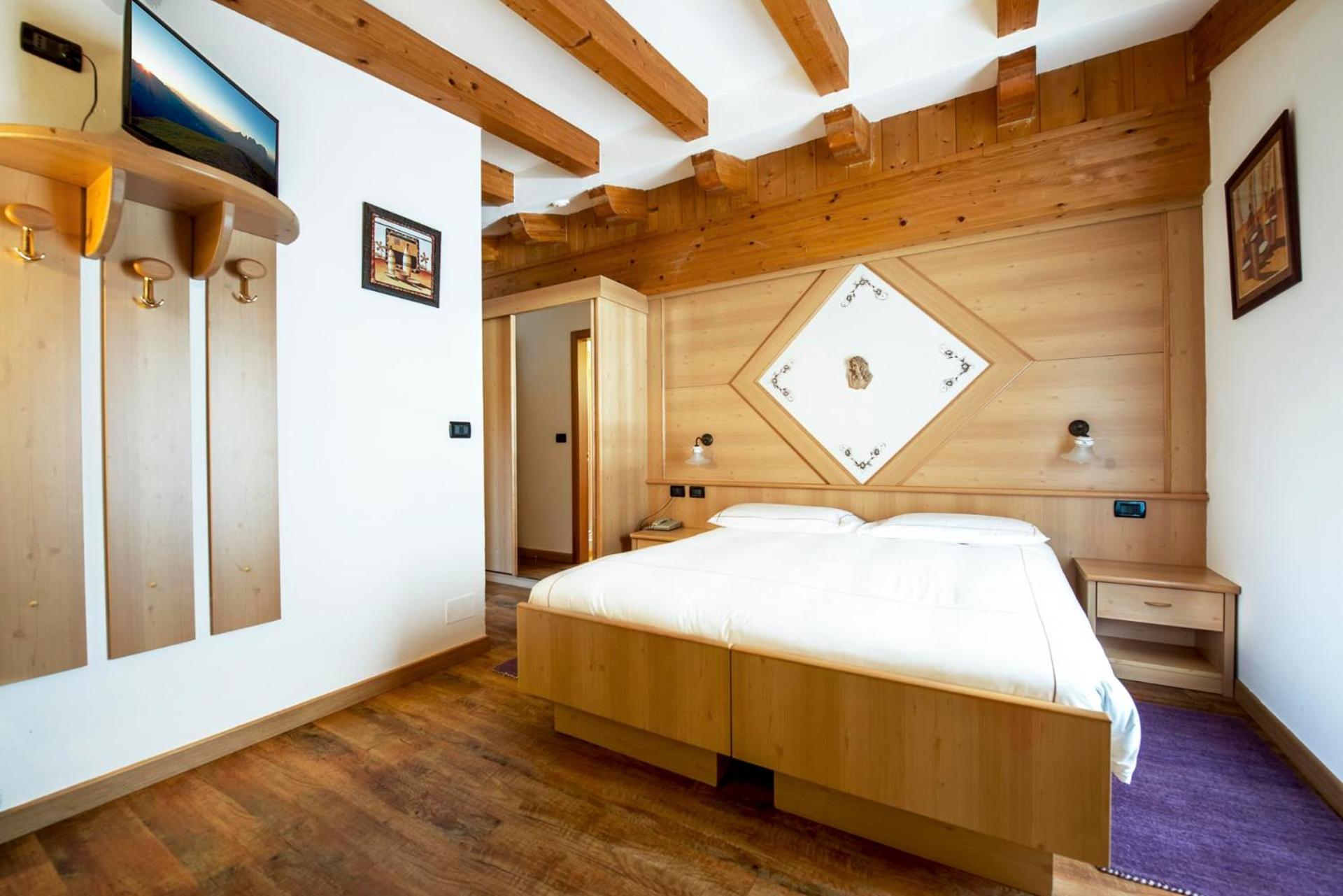 غرفة بسرير مزدوج أو سريرين منفصلين بإطلالة على الجبل، HOTEL CHALET PINETA 2/6