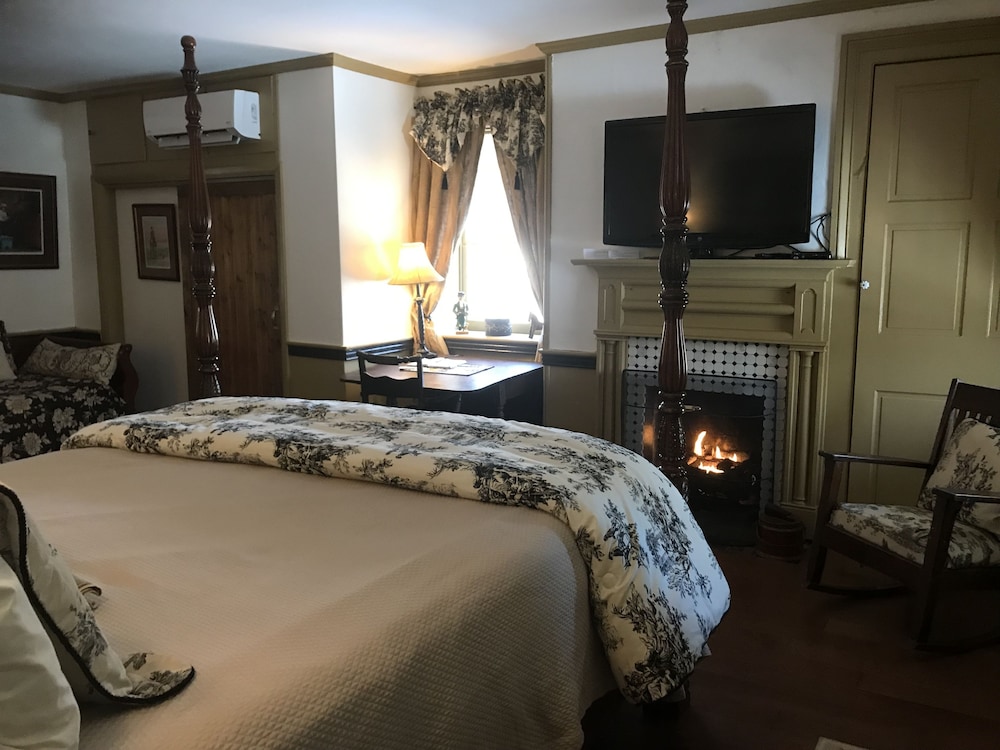 Fallen Tree Farm Bed & Breakfast 11/50