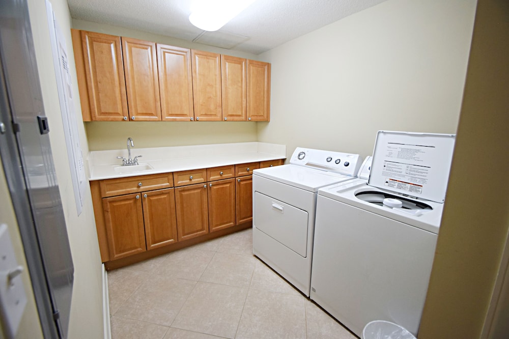 Condo, Murphy Bed, 2 King Beds, 2 Queen Beds, Pool Access، Escapes! To The Shores Orange Beach, A Ramada by Wyndham 7/7
