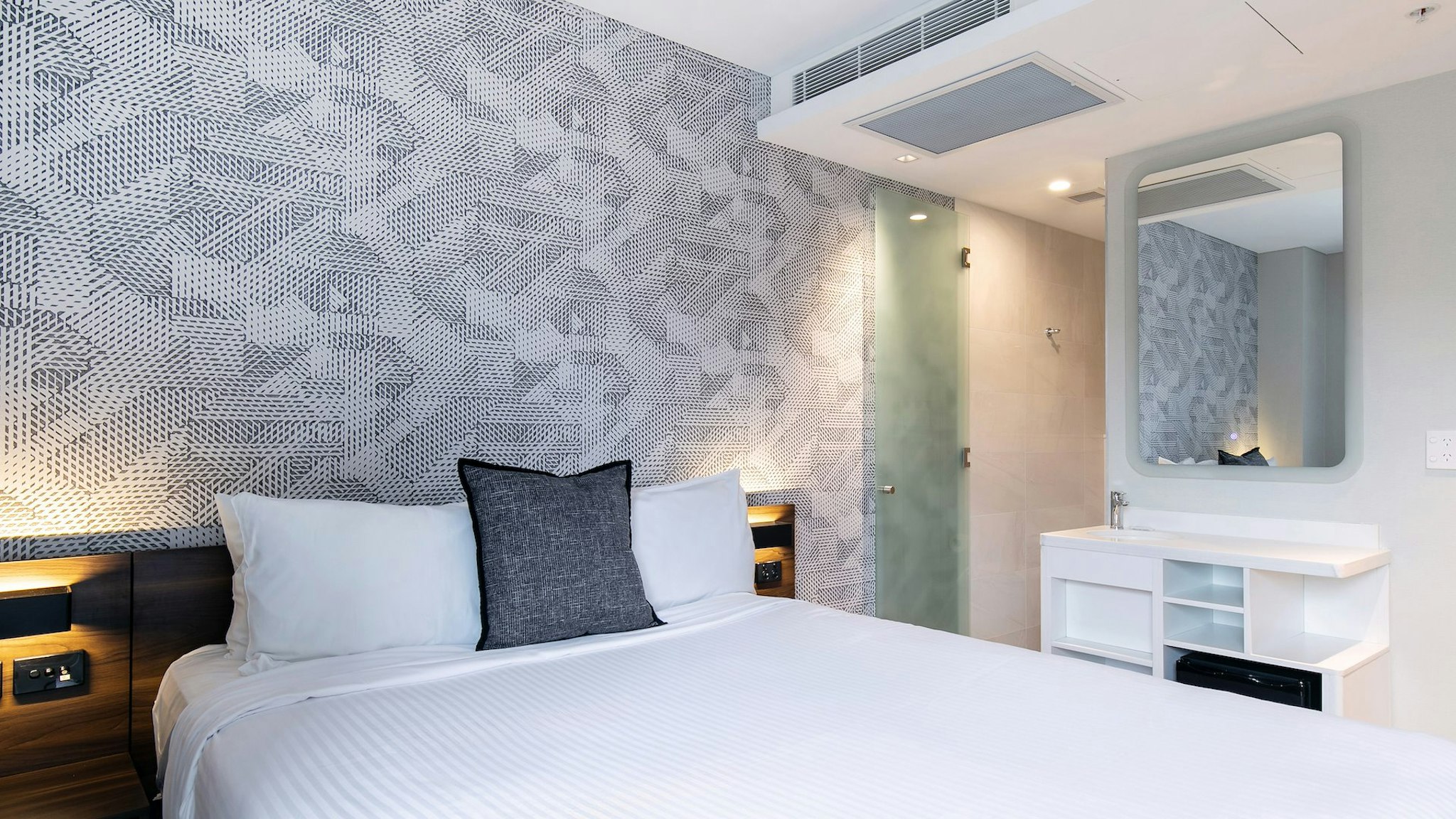 PETITE, QUEEN BED