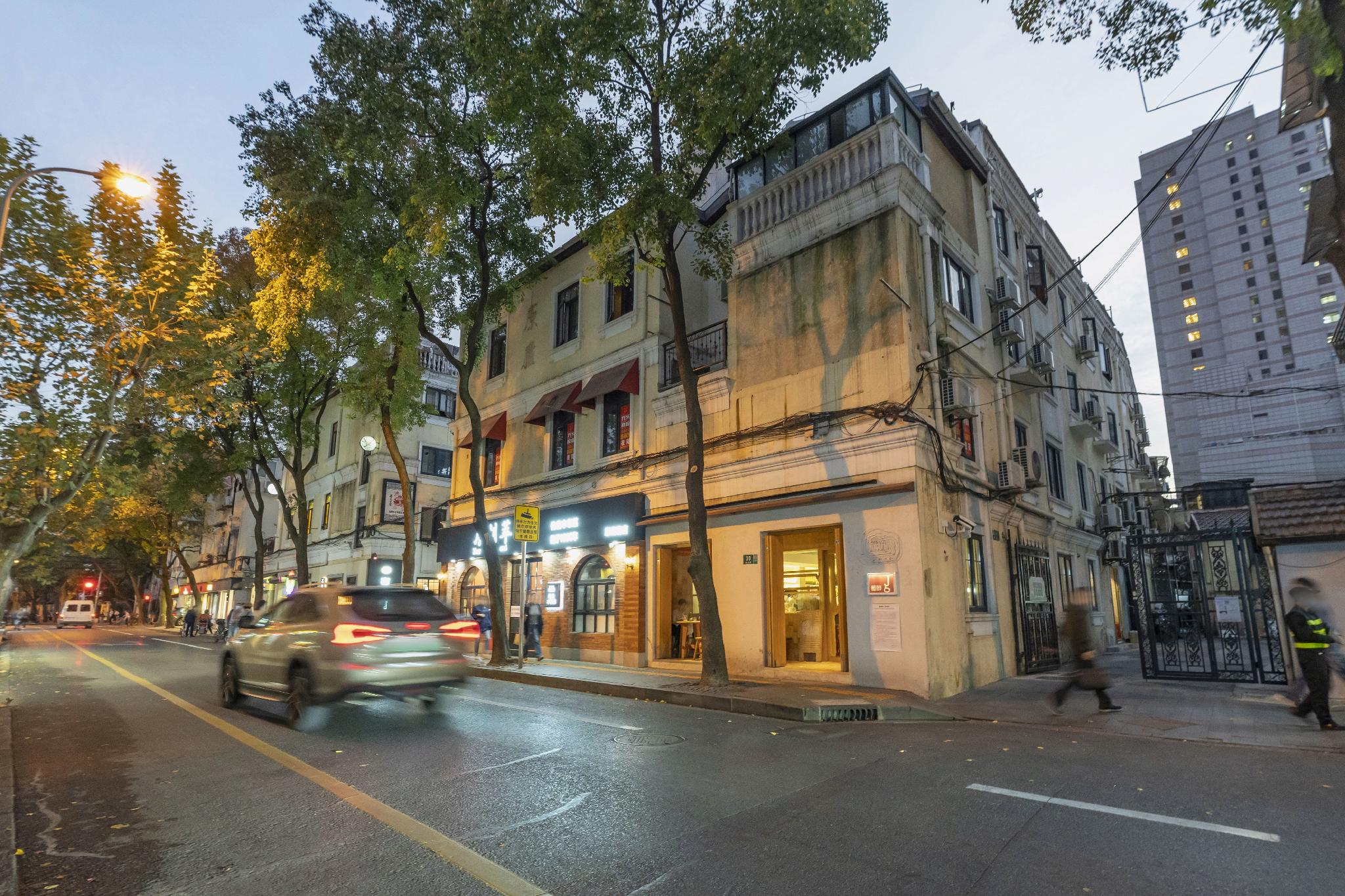 Home Inn Plus (Shanghai Huaihai Road Sinan Road) 33/35
