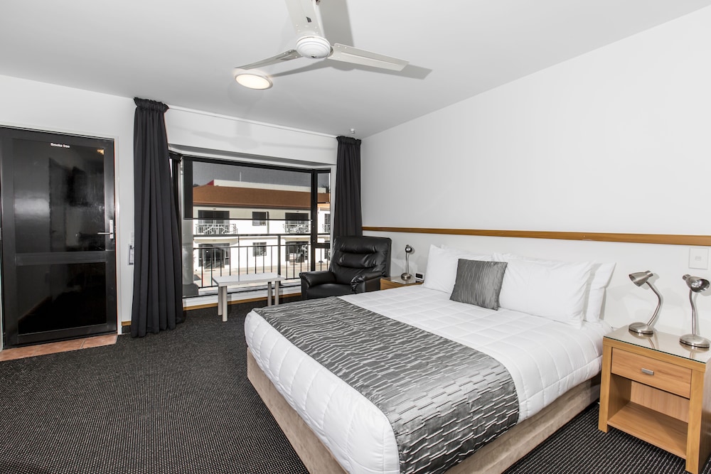 STUDIO, QUEEN BED