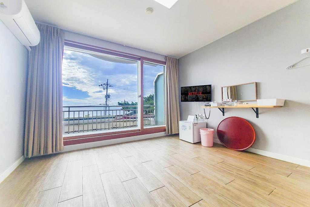 Ondol, Standard, Queen Bed, Sea View، Anmyeondo Ocean Beach Motel 2/6