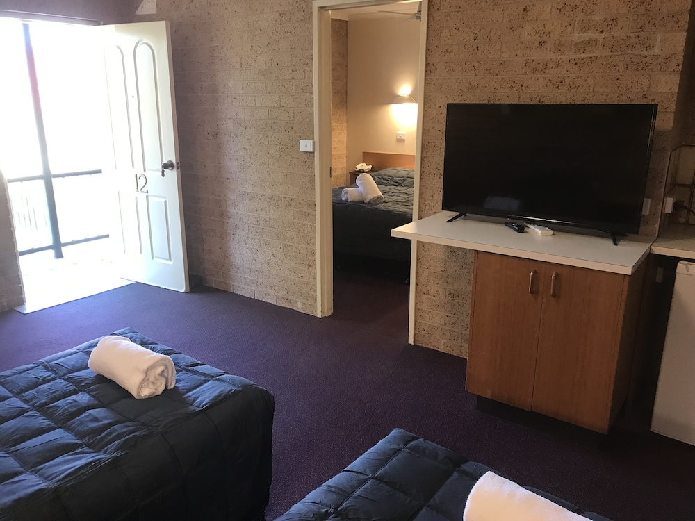 Cedar Lodge Motel 24/49