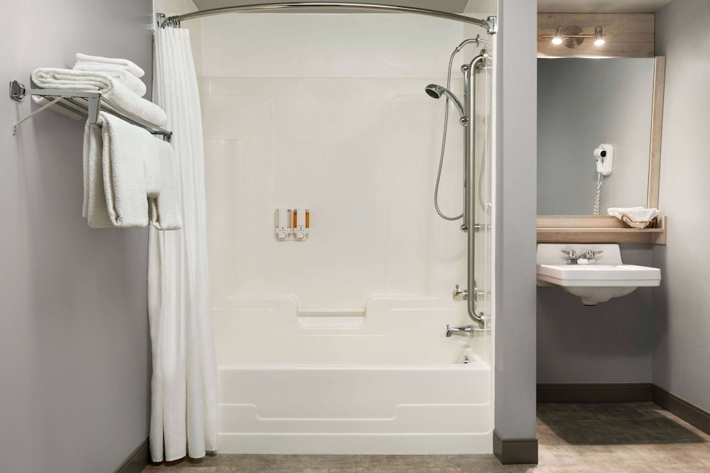 Travelodge By Wyndham Alma 11/50