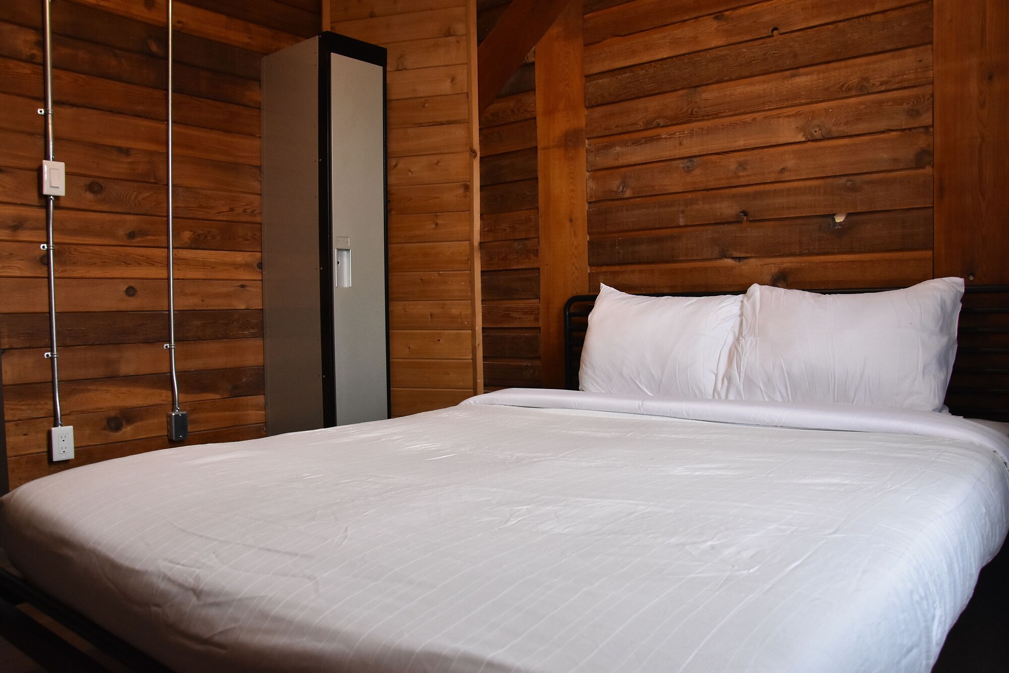 ROOM, QUEEN BED