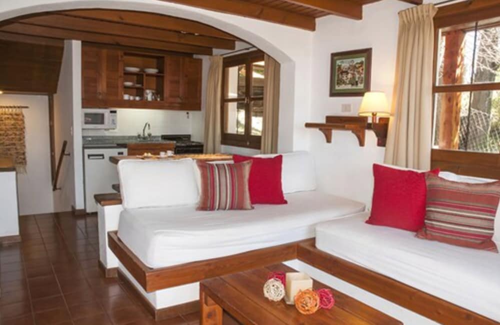 PAILAHUE LODGE & CABANAS 9/80