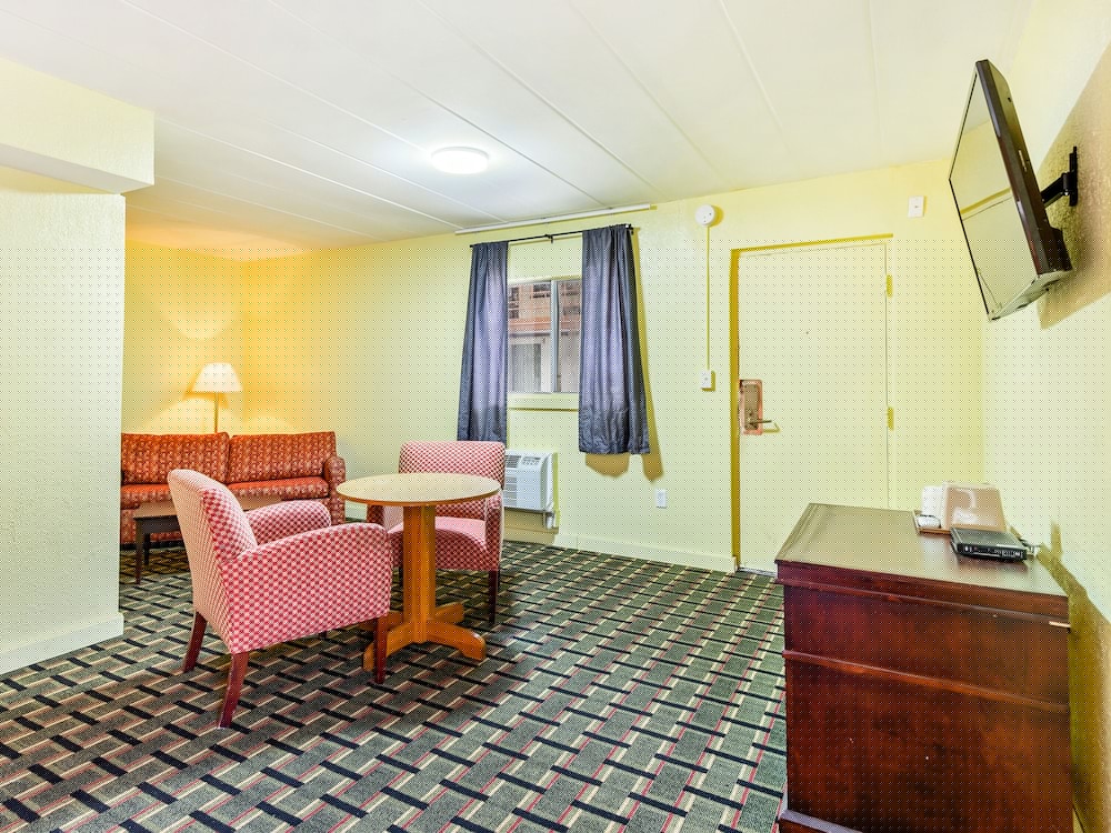 OYO Hotel Downtown Peoria I-74 44/58