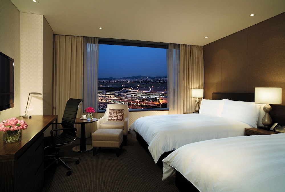 DELUXE, FAMILY, TWIN BEDS, AIRPORT VIEW