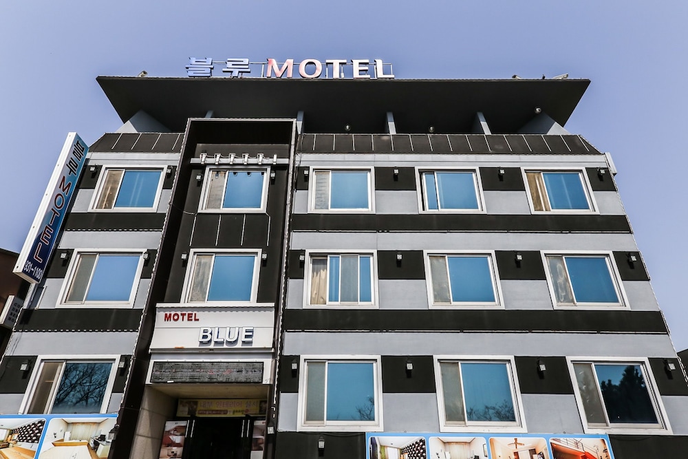 Blue Motel 2/37