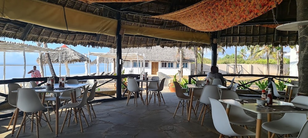 Bahari Dhow Beach Villas 39/61