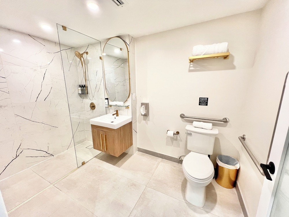 Toronto Rooms And Suites 39/49