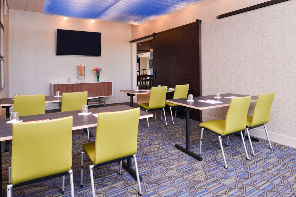 Holiday Inn Express & Suites Olathe West 53/60