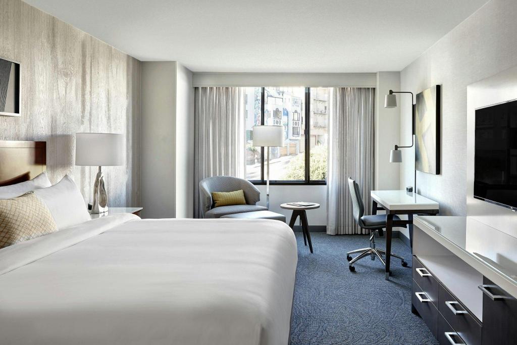 Guest Room, King Bed, Large
