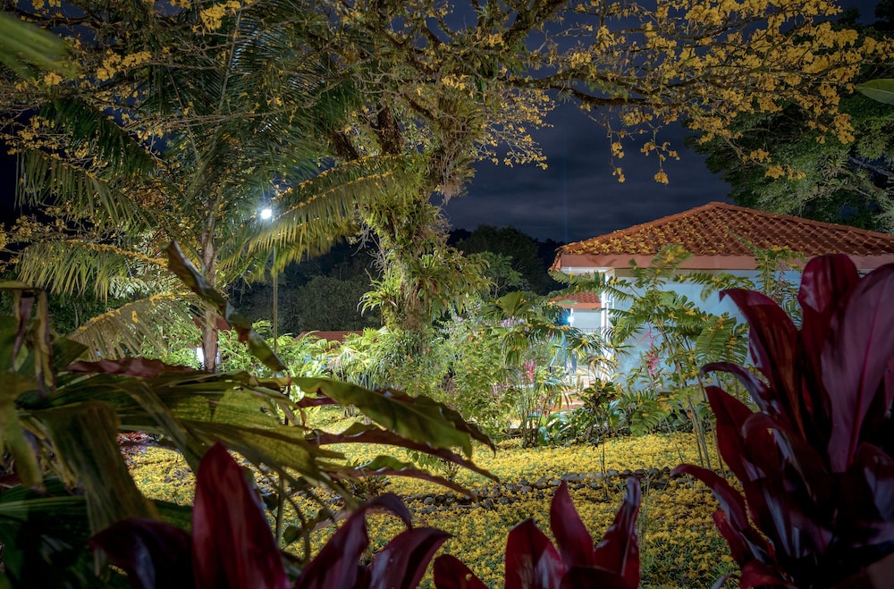 Hotel Miradas Arenal 88/96
