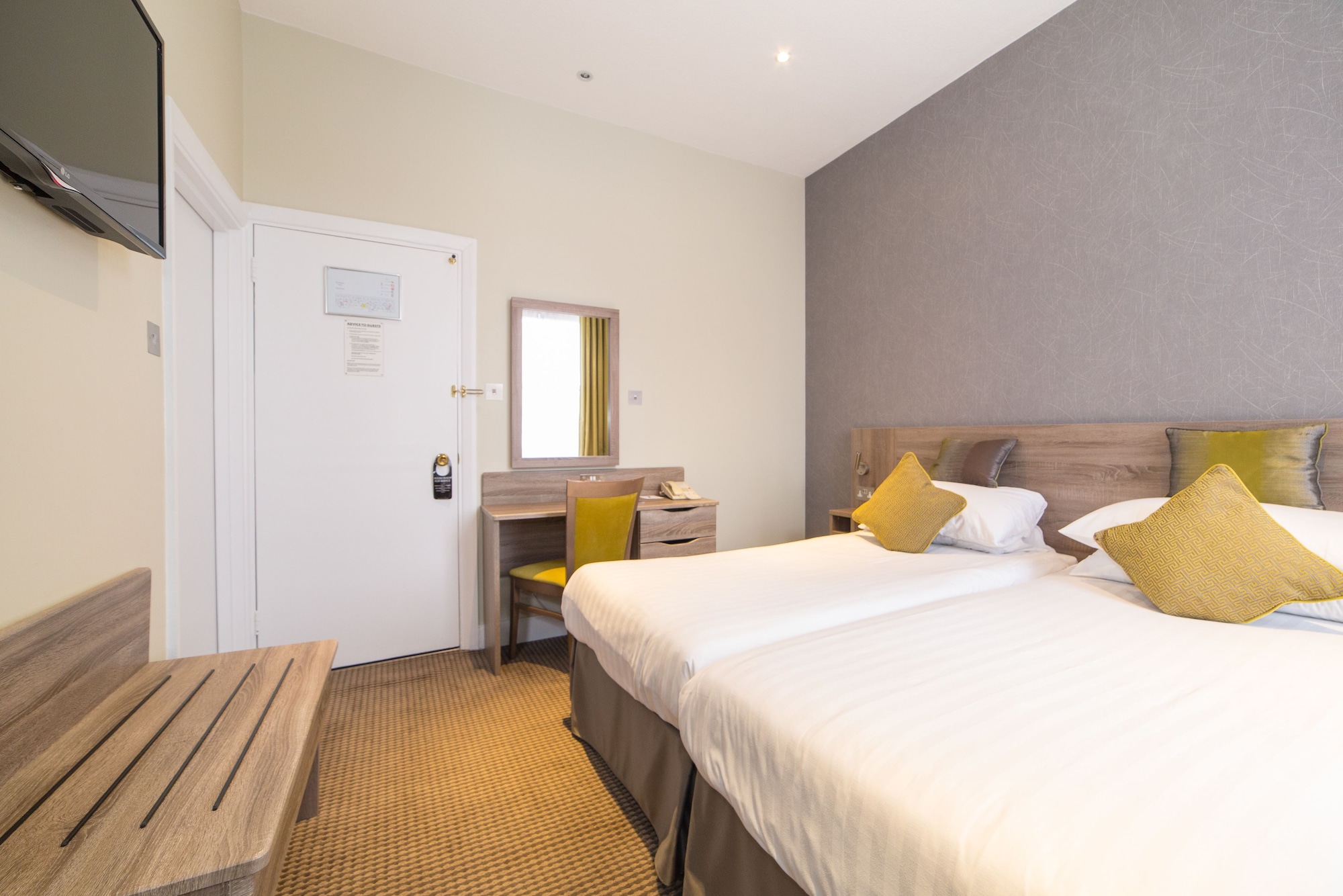 EXECUTIVE, TWIN BEDS