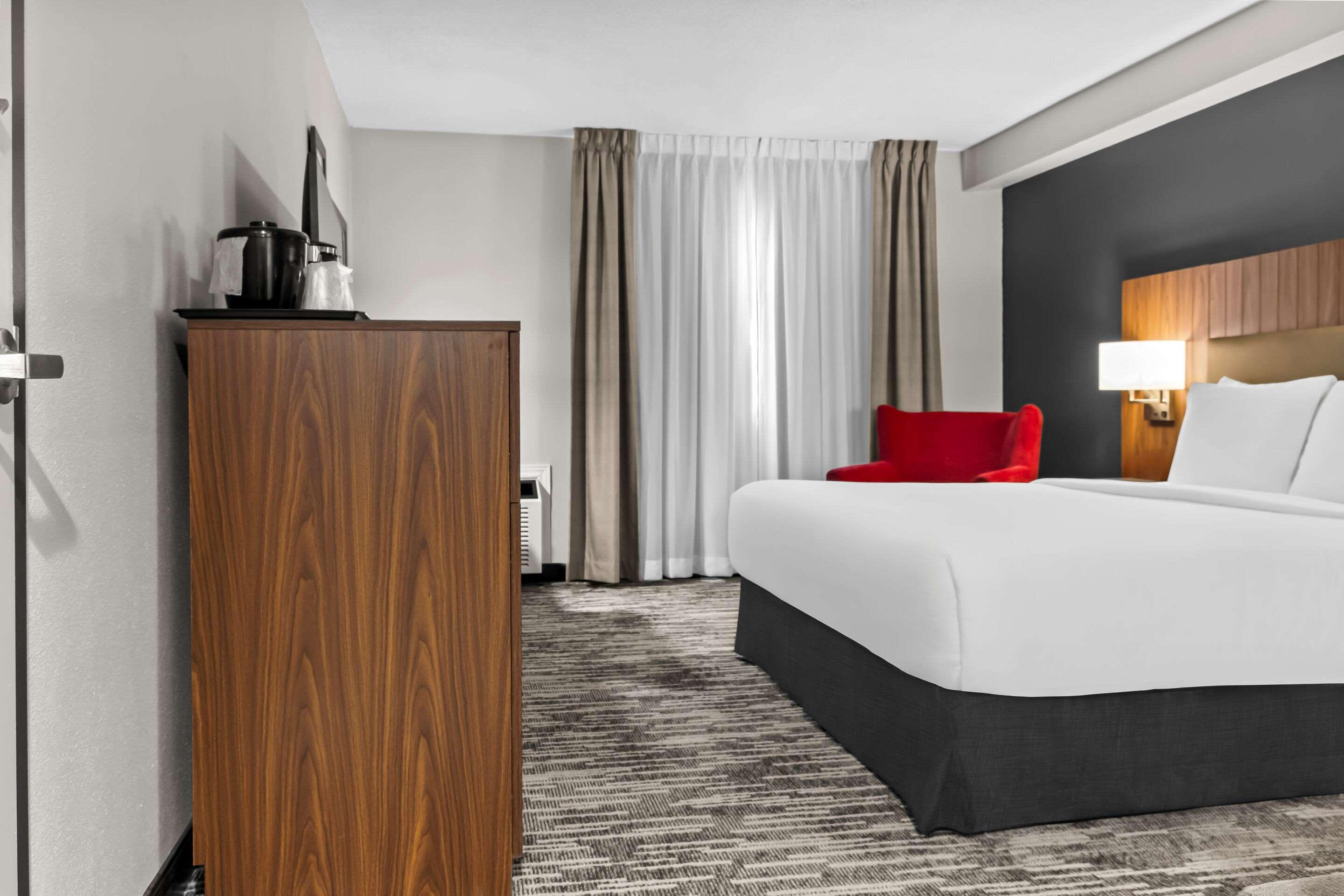 ROOM, KING BED