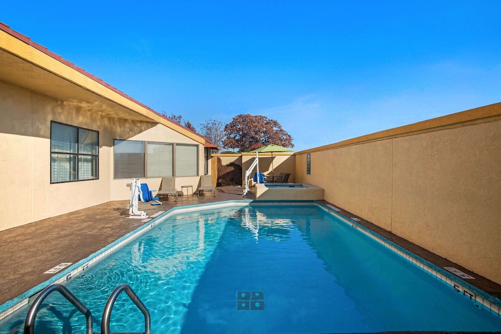 La Quinta Inn Suites Round Rock North 2/41