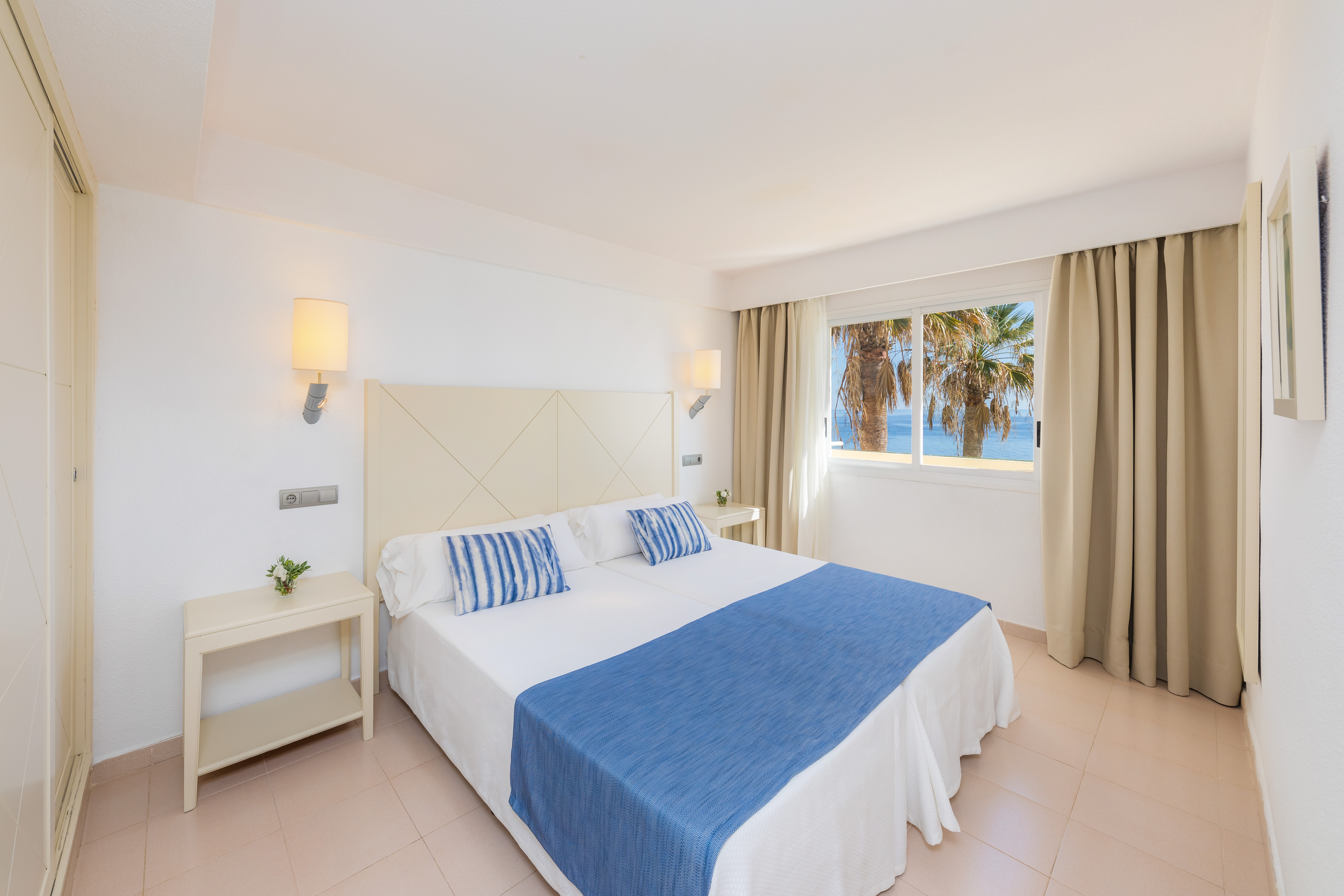 Room, Sea Front