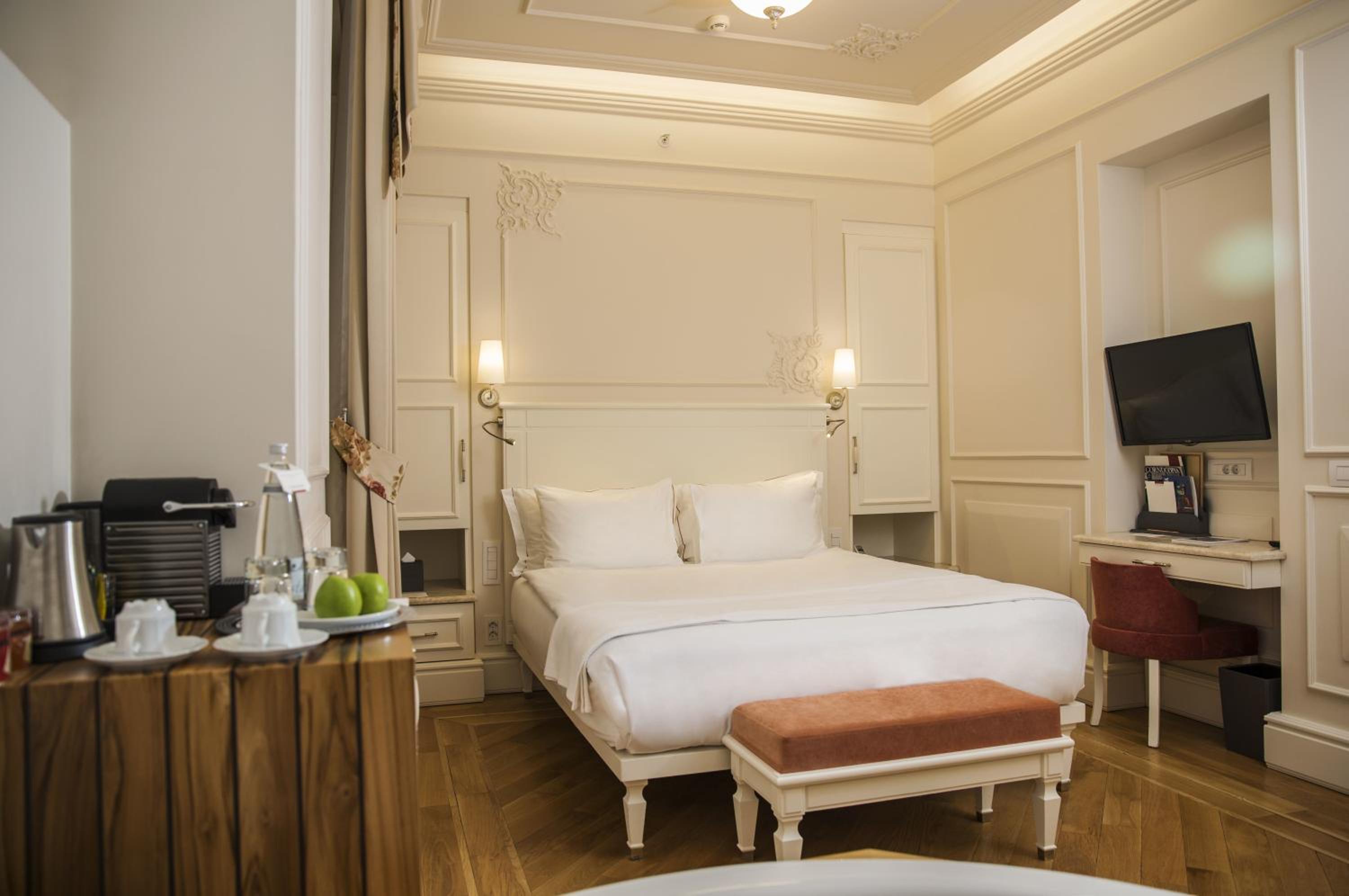 غرفة كلاسيكية بجاكوزي، Corinne Hotel 2/10
