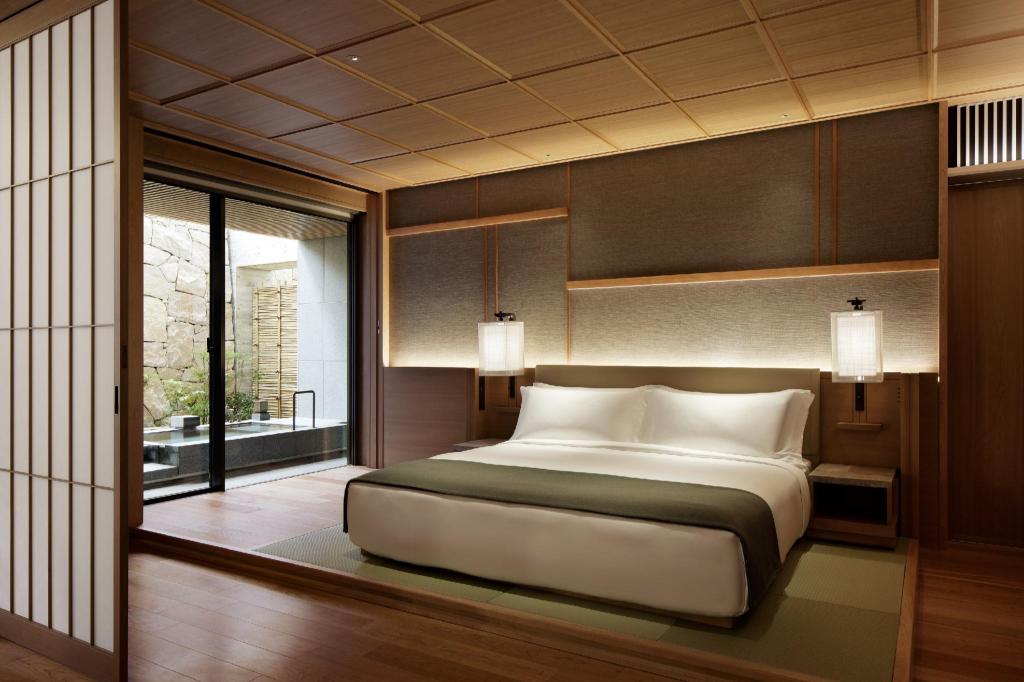 Onsen, Suite, King Bed, Courtyard View